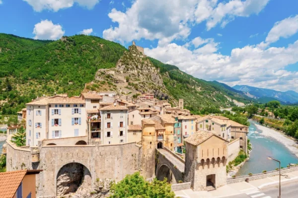 1110x624_haute-provence-entrevaux-plus-beau-village-de-france_6513f41aa72c7