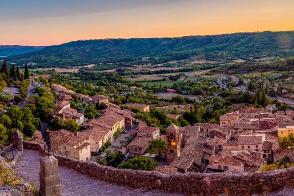 201-editeur_page_bloc_element-sur-les-hauteurs-du-village-de-moustiers-saintes-marie-1800x925