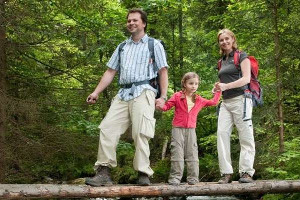 Randonnee-en-famille-en-sous-bois_format_914x400