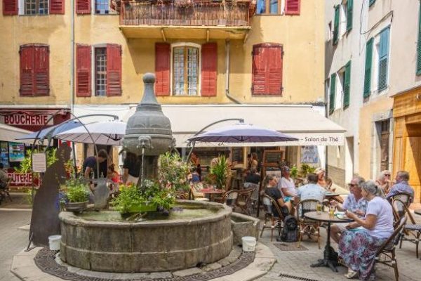 castellane-terrasse-585x480