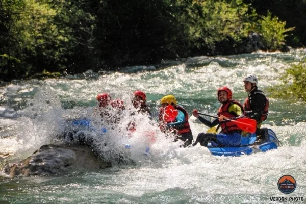 decouverte-du-verdon-en-raftin-entre-amis-1024x680