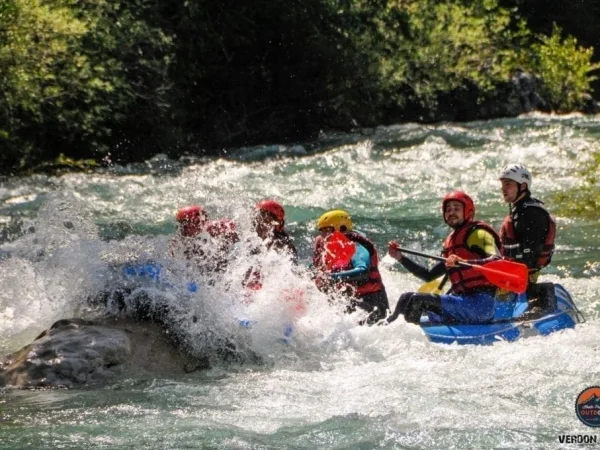 decouverte-du-verdon-en-raftin-entre-amis-1024x680
